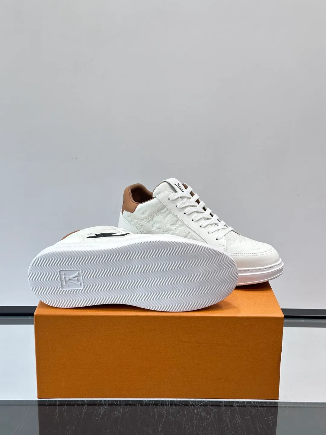 Men's shoes 💰p400 "＊OUIS ＊UITTO＊" Men's sports shoes, grained cow leather are low-key and recognizable. The rubber sole is thick and lightweight, the padded insole + technical lining make it super comfortable to wear! The main color with brown details is versatile and fashionable, and can be worn for daily leisure or business ~ LV embossing on the side of the shoe + brand logo on the sole, perfect details! size: 38-44 (45 customized)